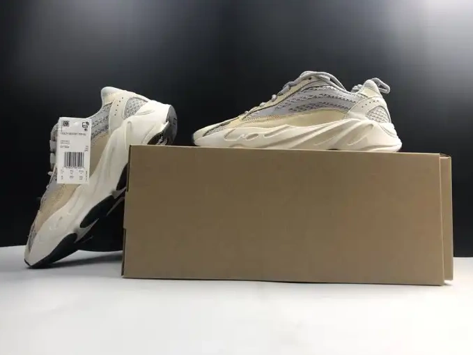 V2 Yeezy Boost Adidas GY7924 700 Cream Cream 0624